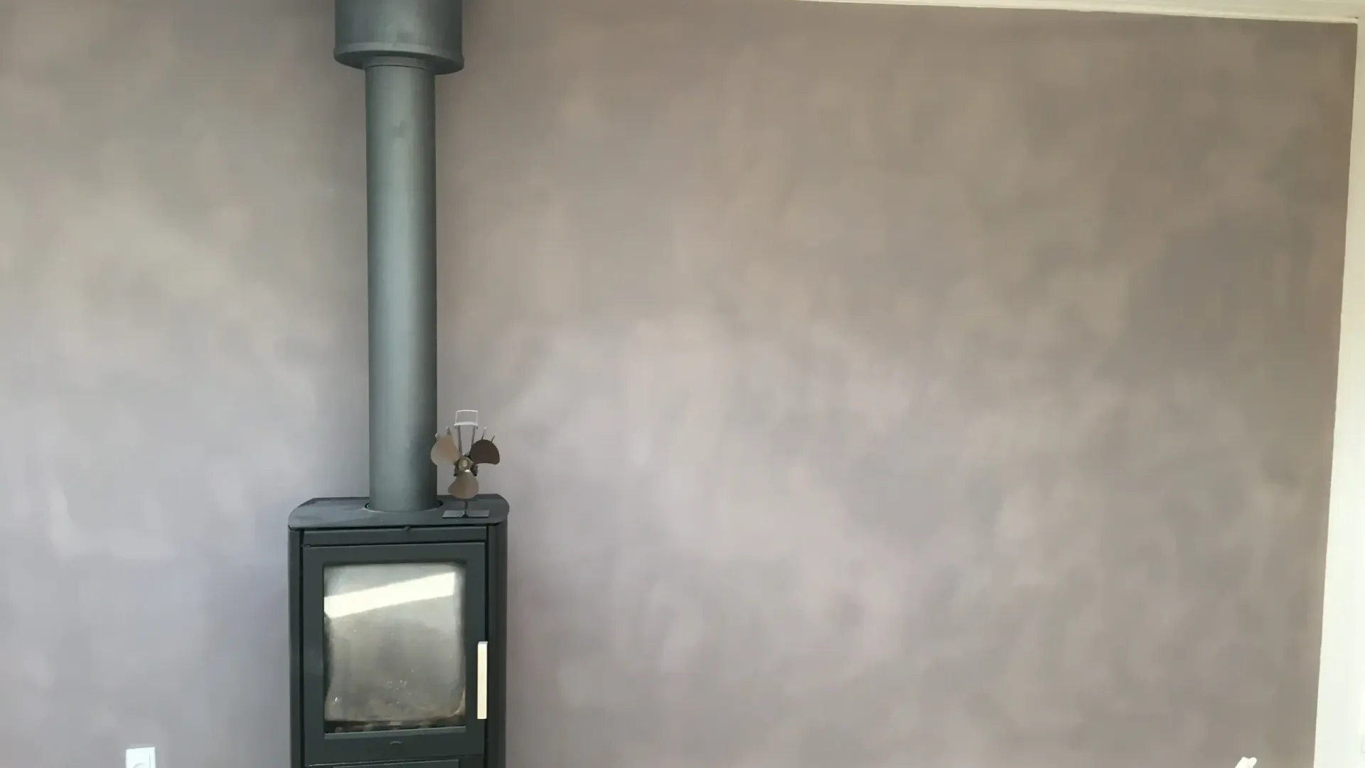Opdag skønheden i grå microcement - en fusion af rå struktur og sofistikeret design. Denne gråtonede microcement væg tilføjer subtil luksus til ethvert rum og skaber en fornemmelse af tidløs elegance.